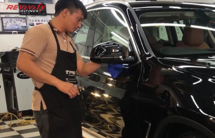 Làm sạch bề mặt xe trước khi phủ
